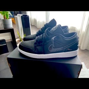 Selling jordan 1 low 320cad size 9 brand new